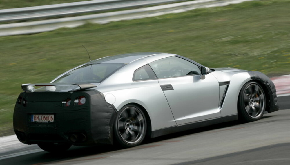 I motsetning til tidligere, skal den nye GT-R selges verden over. Dermed må også understell og styring være av en type som kan aksepteres av kjøperne verden over. Foto: Automedia I motsetning til tidligere, skal den nye GT-R selges verden over. Dermed må også understell og styring være av en type som kan aksepteres av kjøperne verden over. Foto: Automedia