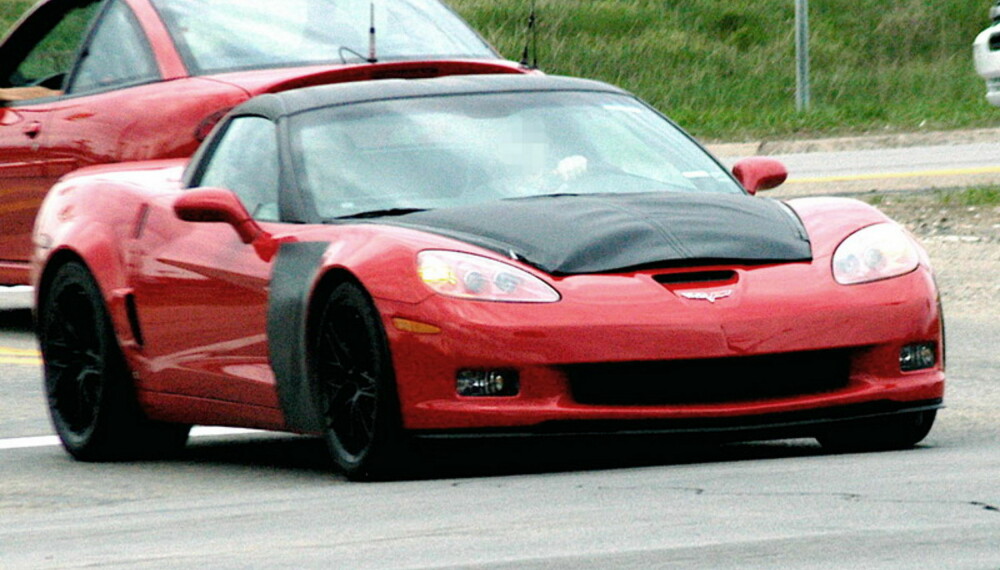Corvette SS, eller Blue Devil om du vil, får et enda lettere karosseri enn en standard-Corvette. Da blir den virkelig lett. Foto: Automedia Corvette SS, eller Blue Devil om du vil, får et enda lettere karosseri enn en standard-Corvette. Da blir den virkelig lett. Foto: Automedia