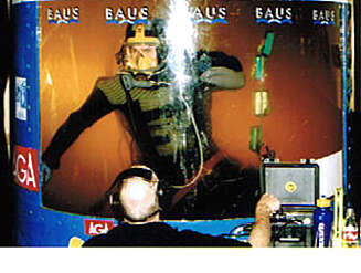 Frimann tok verdensrekorden i 2001, da han satt 52 timer i en tank. Foto: ZINEtravel.no Frimann tok verdensrekorden i 2001, da han satt 52 timer i en tank. Foto: ZINEtravel.no