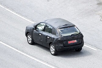 Bilen utstyres med et stort glasstak, som gir en lys opplevelse for de i bilen. Foto: Automedia Bilen utstyres med et stort glasstak, som gir en lys opplevelse for de i bilen. Foto: Automedia