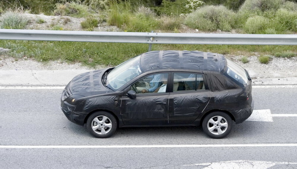 Koleos får et høyt tak, med potensiell mulighet for god innvendig plass. Foto: Automedia Koleos får et høyt tak, med potensiell mulighet for god innvendig plass. Foto: Automedia