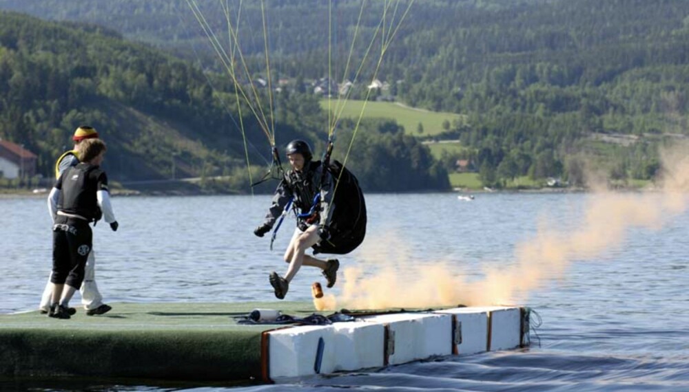 Rolf Dale gjør telemarksnedslag på isoporflåten. Foto: Håkon Bonafede Rolf Dale gjør telemarksnedslag på isoporflåten. Foto: Håkon Bonafede