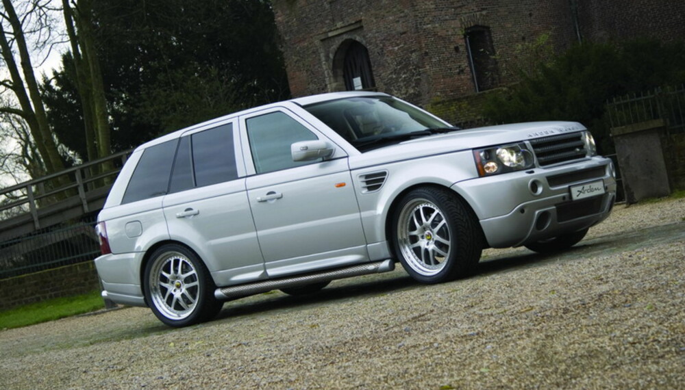 Range Rover Sport blir litt mer sporty med mer kraft, et senkesett, større hjul og ny styling. Range Rover Sport blir litt mer sporty med mer kraft, et senkesett, større hjul og ny styling.