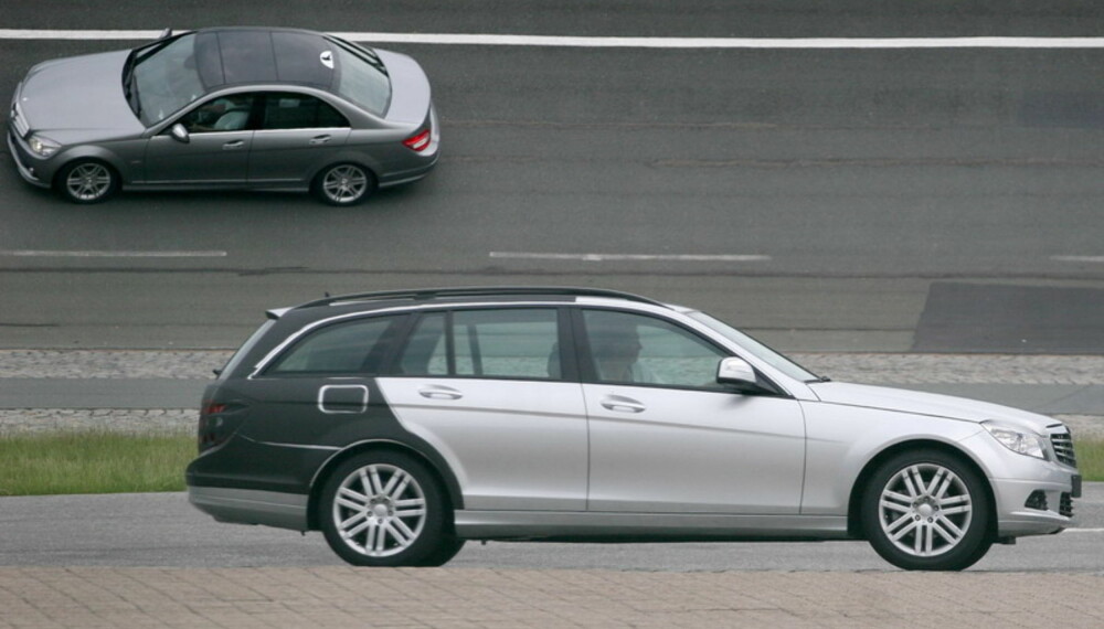 Stasjonsvogna testes nå sammen med sedanen, slik at Mercedes-Benz-teknikerene kan finpusse kjøreegenskapene. Den skal jo ikke være veldig annerledes å kjøre.(Foto: Automedia) Stasjonsvogna testes nå sammen med sedanen, slik at Mercedes-Benz-teknikerene kan finpusse kjøreegenskapene. Den skal jo ikke være veldig annerledes å kjøre.(Foto: Automedia)