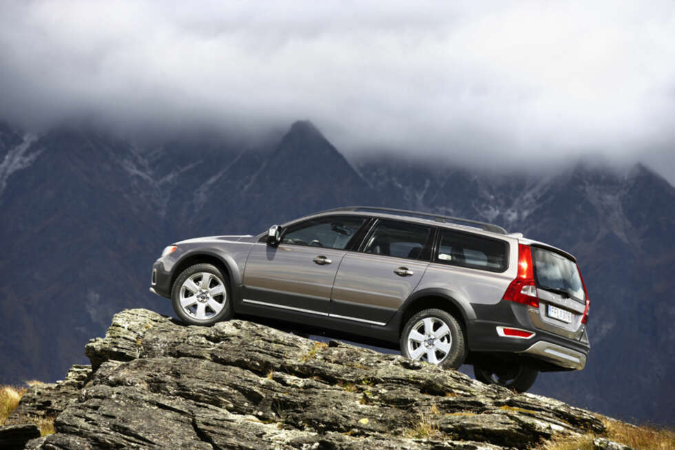 XC70: Litt tøffere både med tanke på egenskaper og utseende, men definitivt ingen offroader - bildet til tross. XC70: Litt tøffere både med tanke på egenskaper og utseende, men definitivt ingen offroader - bildet til tross.