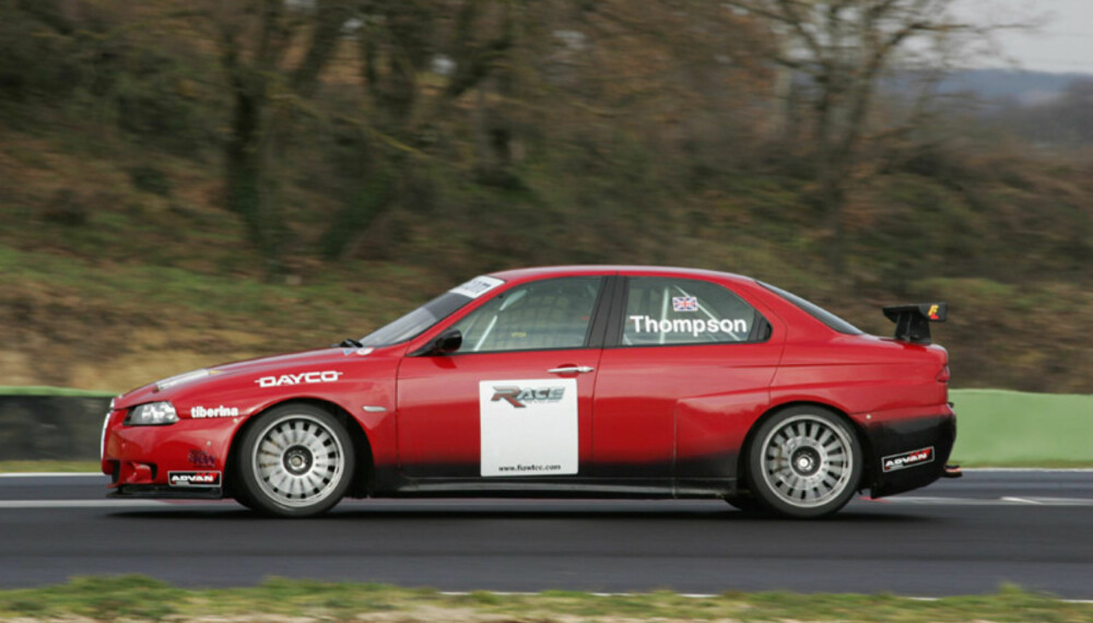 Alfa Romeo stiller med den gamle bilen 156, men på en god dag kan de kjempe om seier. Foto: fiawtcc.com Alfa Romeo stiller med den gamle bilen 156, men på en god dag kan de kjempe om seier. Foto: fiawtcc.com