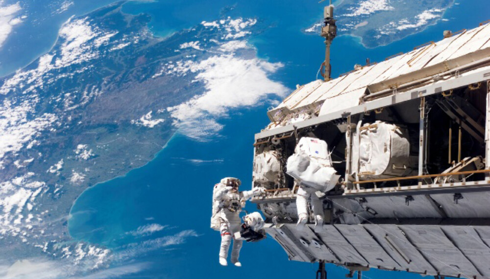 Hva tenker du på når du svever 380 kilometer over bakken? Astronautene kommer med svaret i Oslo 13. april. Foto:NASA Hva tenker du på når du svever 380 kilometer over bakken? Astronautene kommer med svaret i Oslo 13. april. Foto:NASA