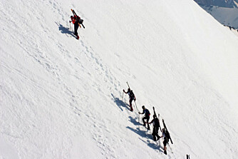 Det er langt opp, men premien er råbra skiføre ned i gjen. Foto: X2 Det er langt opp, men premien er råbra skiføre ned i gjen. Foto: X2