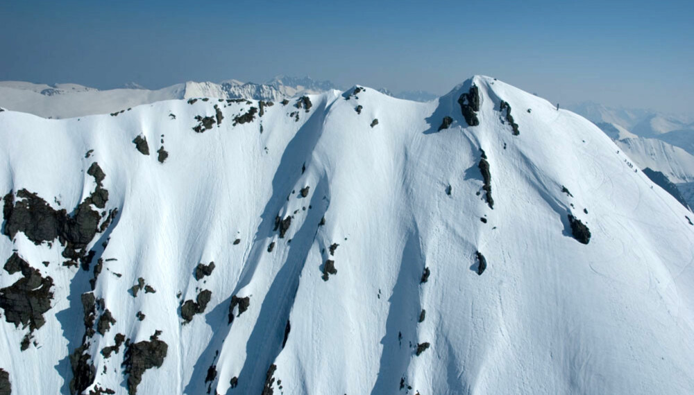 Det er råbratt ned Saudehornet i Sunnmørsalpene. Er du gal nok, kan du sette utfor her neste helg. Foto: X2 Det er råbratt ned Saudehornet i Sunnmørsalpene. Er du gal nok, kan du sette utfor her neste helg. Foto: X2