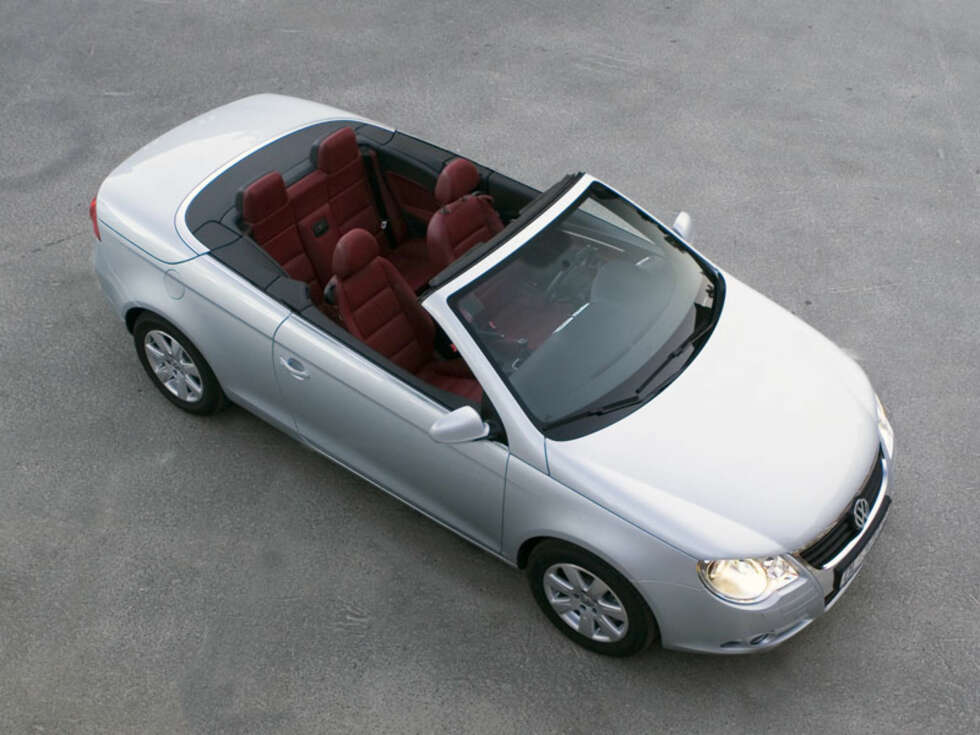 STÅLTAK: Volkswagen Eos er bare én av mange biler på det norske markedet med foldetak i stål. STÅLTAK: Volkswagen Eos er bare én av mange biler på det norske markedet med foldetak i stål.