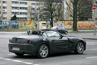 De bakre siderutene hinter om et sammenleggbart ståltak. Noe som igjen hinter til en større modell med mer vekt på komfort enn pur sportslighet. Foto: Automedia De bakre siderutene hinter om et sammenleggbart ståltak. Noe som igjen hinter til en større modell med mer vekt på komfort enn pur sportslighet. Foto: Automedia