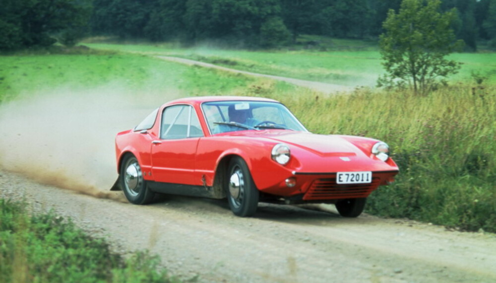 Filmer fra bilpresentasjoner og en god del reklamefilmer er også med. Her ser vi en annen generasjons Saab Sonett fra 1967. Filmer fra bilpresentasjoner og en god del reklamefilmer er også med. Her ser vi en annen generasjons Saab Sonett fra 1967.
