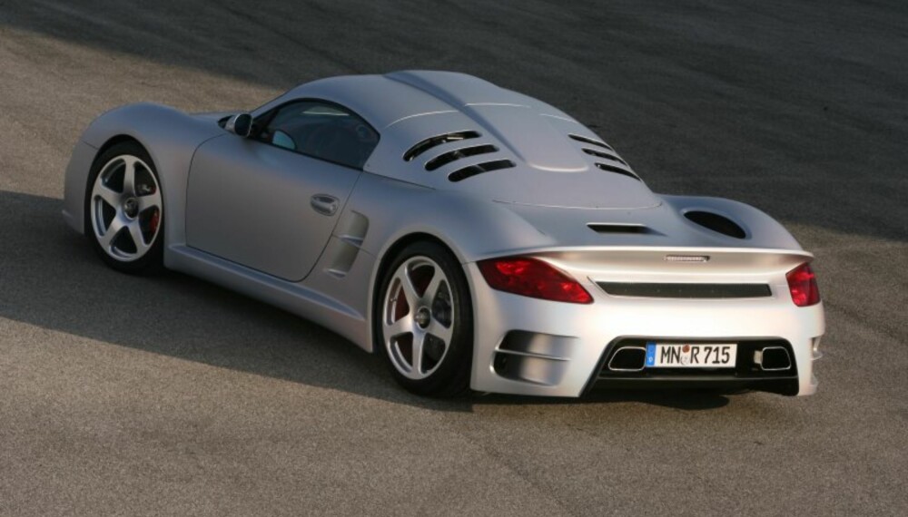 Det er ikke spesielt mye Cayman igjen her. Karosseriet er snekret i en karbon-kevlar-sammensetning og aluminium, og er laget for å ha optimale aerodynamiske egenskaper. Det er ikke spesielt mye Cayman igjen her. Karosseriet er snekret i en karbon-kevlar-sammensetning og aluminium, og er laget for å ha optimale aerodynamiske egenskaper.