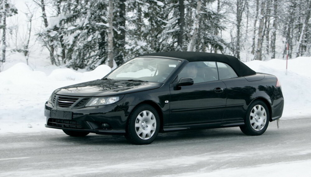 Den svarte tape-omrammingen av frontlyktene antas å skjule kromlister. Foto: Automedia Den svarte tape-omrammingen av frontlyktene antas å skjule kromlister. Foto: Automedia
