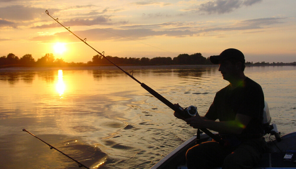 Nå er våren her og det er på tide og komme seg ut døra. Hvorfor ikke ta med fiskestangen? (Foto: Stockphoto) Nå er våren her og det er på tide og komme seg ut døra. Hvorfor ikke ta med fiskestangen? (Foto: Stockphoto)