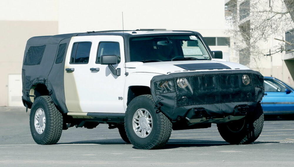 Selv om bilen er maskert i fronten, er det ikke akkurat vanskelig å se at dette er en Hummer H3. Foto: Automedia Selv om bilen er maskert i fronten, er det ikke akkurat vanskelig å se at dette er en Hummer H3. Foto: Automedia