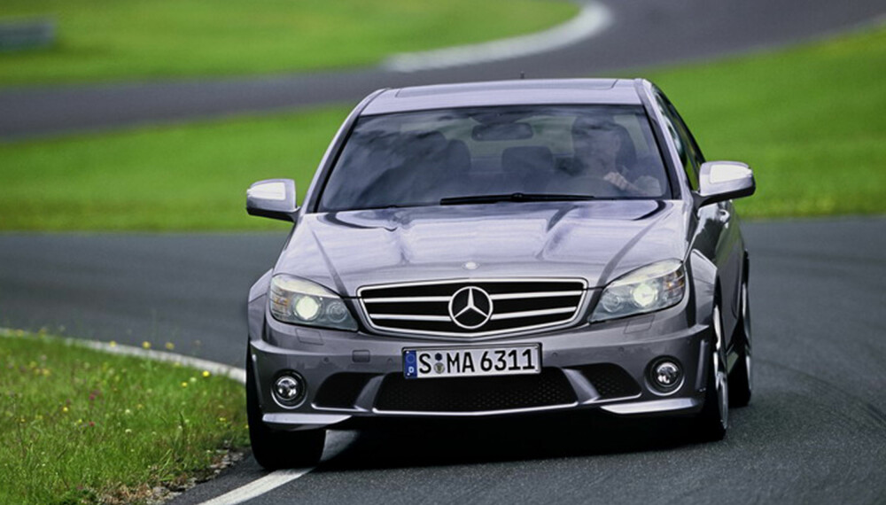 AMG-en skiller seg kraftig ut fra de andre C-Klasse-modellene. AMG-en skiller seg kraftig ut fra de andre C-Klasse-modellene.