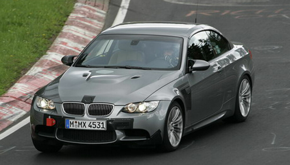 Snuta på M3 cab blir selvsagt av den aggressive sorten, med store åpninger så mye luft kan kjøle motoren. (Foto: Automedia) Snuta på M3 cab blir selvsagt av den aggressive sorten, med store åpninger så mye luft kan kjøle motoren. (Foto: Automedia)