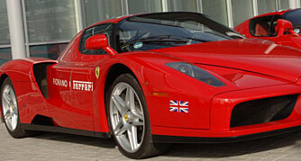 Mens vi bare kan drømme om å eie en Ferrari, krasjer rikfolk dem i fleng. Mens vi bare kan drømme om å eie en Ferrari, krasjer rikfolk dem i fleng.