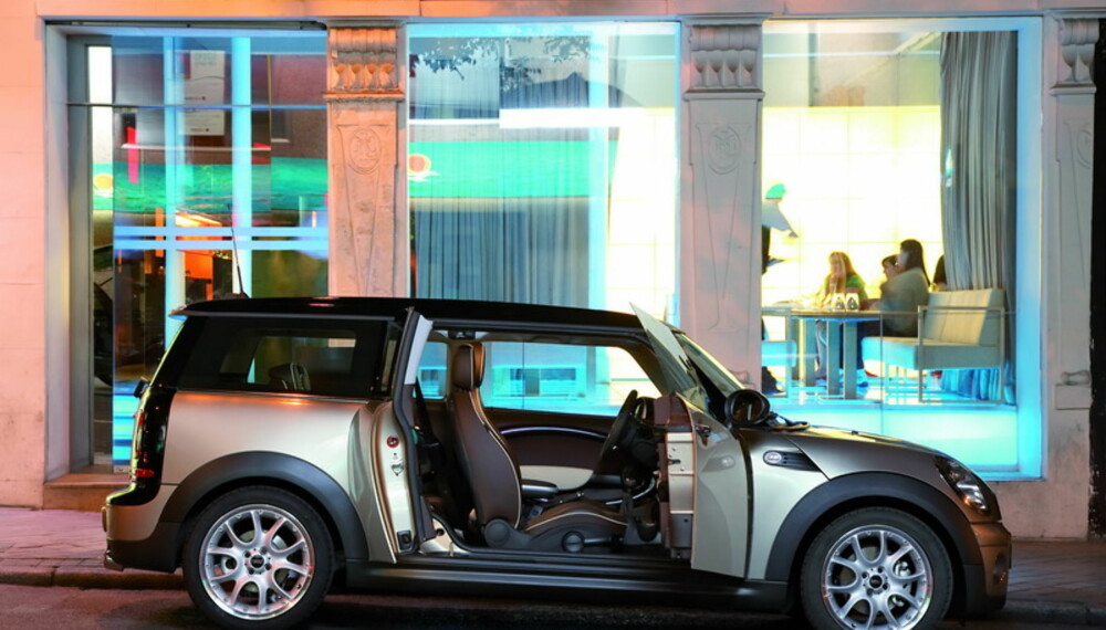 Mini Clubman har en vanlig og en "selvmordsdør" på høyre side. Mini Clubman har en vanlig og en "selvmordsdør" på høyre side.