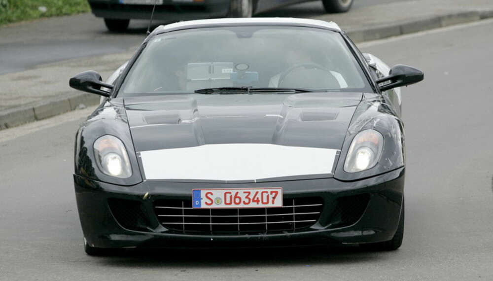 Under dette modifiserte 599-skallet testes antakeligvis teknikken til den kommende Ferrari Dino. Foto: Automedia Under dette modifiserte 599-skallet testes antakeligvis teknikken til den kommende Ferrari Dino. Foto: Automedia