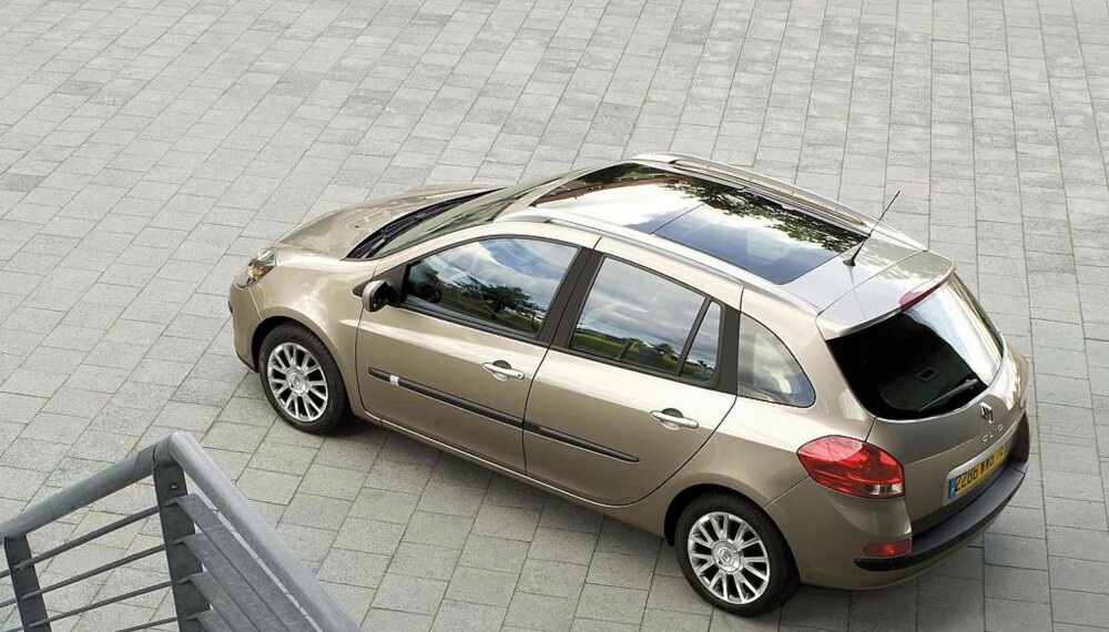 En lett skrånende hekk får bilen til å minne meg om Skoda Fabia stasjonsvogn. Legg dessuten merke til glasstaket. En lett skrånende hekk får bilen til å minne meg om Skoda Fabia stasjonsvogn. Legg dessuten merke til glasstaket.