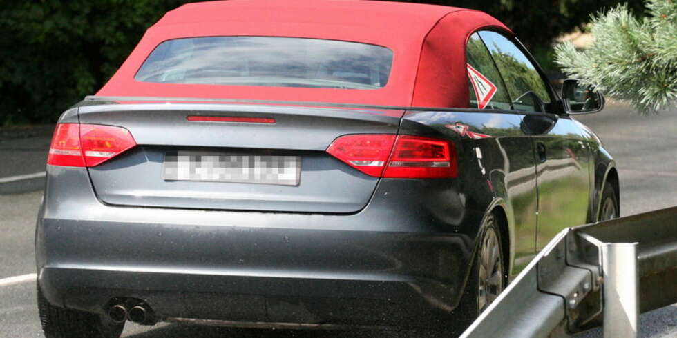 Audi holder seg til stofftak - de mener det tiltrekker de mer sportslig anlagte kjøperne. Dessuten veier det jo en god del mindre enn et sammenleggbart ståltak. Foto: Automedia Audi holder seg til stofftak - de mener det tiltrekker de mer sportslig anlagte kjøperne. Dessuten veier det jo en god del mindre enn et sammenleggbart ståltak. Foto: Automedia