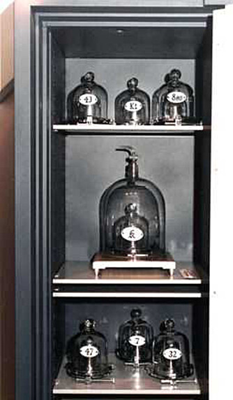 Forskere har sammenliknet flere prototyper på et kilogram. Det er et stort mysterium hvorfor de har ulik vekt. Forskere har sammenliknet flere prototyper på et kilogram. Det er et stort mysterium hvorfor de har ulik vekt.