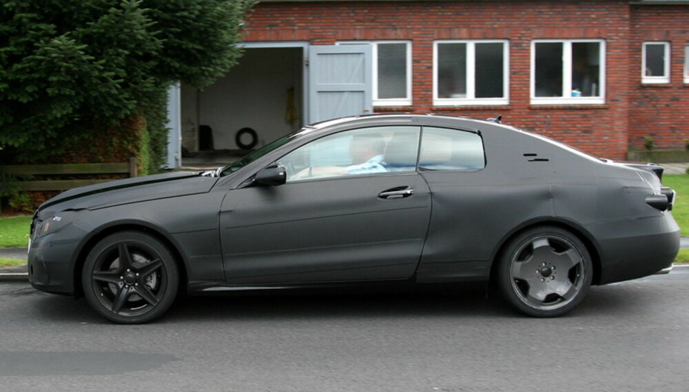 CLK er ment å være en mer sporty bil enn den vanlige C-Klasse, både hva utseende og kjøreegenskaper angår. Foto: Automedia CLK er ment å være en mer sporty bil enn den vanlige C-Klasse, både hva utseende og kjøreegenskaper angår. Foto: Automedia