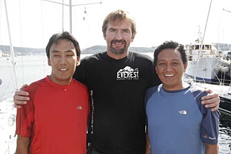 John Helge Inderdal sammen med Lhakpa og Tshering. John Helge Inderdal sammen med Lhakpa og Tshering.