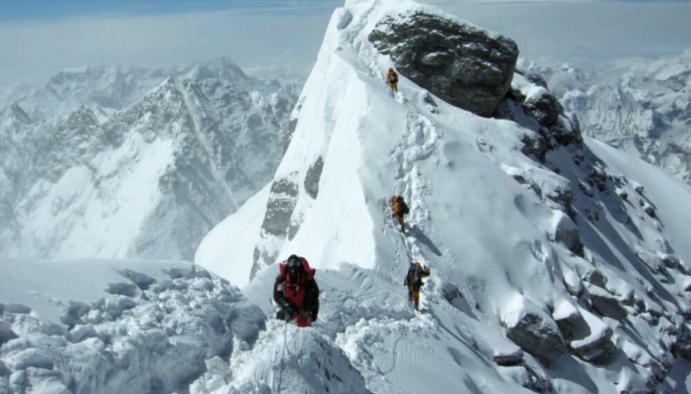 Den stupbratte toppeggen mellom Sydtoppen (i bakgrunnen) og bunnen av det berømte Hillary Step. Det er 3000 m ned til Tibet (t.v.) og 2500 m ned til Nepal. 8800 meter - og nesten fremme. Foto: Ekspedisjon Everest 2007 Den stupbratte toppeggen mellom Sydtoppen (i bakgrunnen) og bunnen av det berømte Hillary Step. Det er 3000 m ned til Tibet (t.v.) og 2500 m ned til Nepal. 8800 meter - og nesten fremme. Foto: Ekspedisjon Everest 2007