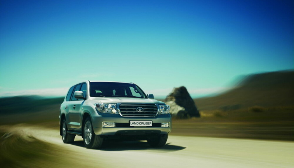Land Cruiser-toppmodellen får et mer moderne utseende, oppgradert teknikk og skal også være bedre både på veien og i terrenget. Land Cruiser-toppmodellen får et mer moderne utseende, oppgradert teknikk og skal også være bedre både på veien og i terrenget.