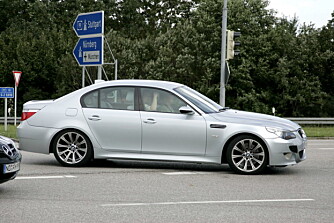 Selv om M5 er en fantastisk kjøremaskin fra før av, regner vi med at BMW benytter anledningen til å finslipe den ytterligere. Foto: Automedia Selv om M5 er en fantastisk kjøremaskin fra før av, regner vi med at BMW benytter anledningen til å finslipe den ytterligere. Foto: Automedia