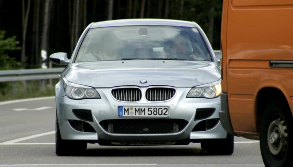 Ryktene skal ha det til at V10´en trimmes til 575 hk. Flere luftinntak i fronten hinter om at motoren må ha mer kjølende luft - altså er den enda sprekere. Foto: Automedia Ryktene skal ha det til at V10´en trimmes til 575 hk. Flere luftinntak i fronten hinter om at motoren må ha mer kjølende luft - altså er den enda sprekere. Foto: Automedia