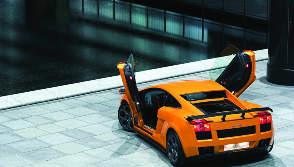 Vingedørene er også på plass; de er vanligvis forbeholdt Lamborghini´er med V12. Vingedørene er også på plass; de er vanligvis forbeholdt Lamborghini´er med V12.