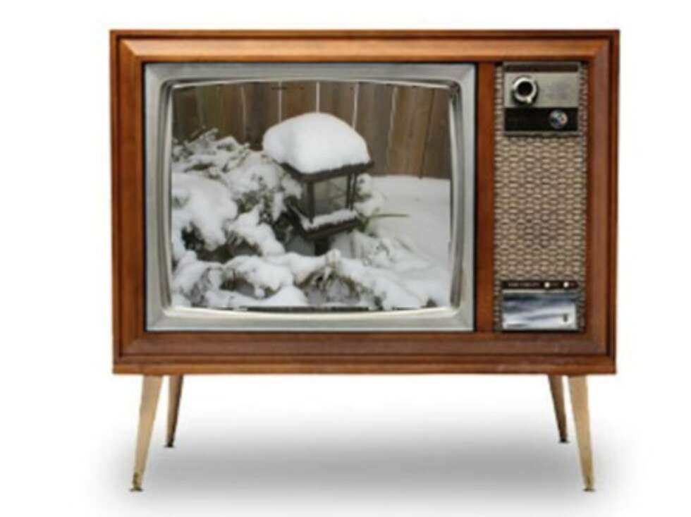 Et søk på Google Images på ""old tv"", gir et stort utdrag av gamle utseende TV-er. Velg ett og åpne det i Photoshop Elements, i det eksisterende bildet som et nytt layer. Dette kan gjøres vel å åpne det som egen fil i Photoshop, for så å merke hele bildet med å bruke CTRL+A og åpne det eksisterende bildet og ett nytt layer for så å bruke CTRL+V. Bildet vil muligens ikke passe perfekt inn, det justeres i siste operasjon. Et søk på Google Images på ""old tv"", gir et stort utdrag av gamle utseende TV-er. Velg ett og åpne det i Photoshop Elements, i det eksisterende bildet som et nytt layer. Dette kan gjøres vel å åpne det som egen fil i Photoshop, for så å merke hele bildet med å bruke CTRL+A og åpne det eksisterende bildet og ett nytt layer for så å bruke CTRL+V. Bildet vil muligens ikke passe perfekt inn, det justeres i siste operasjon.