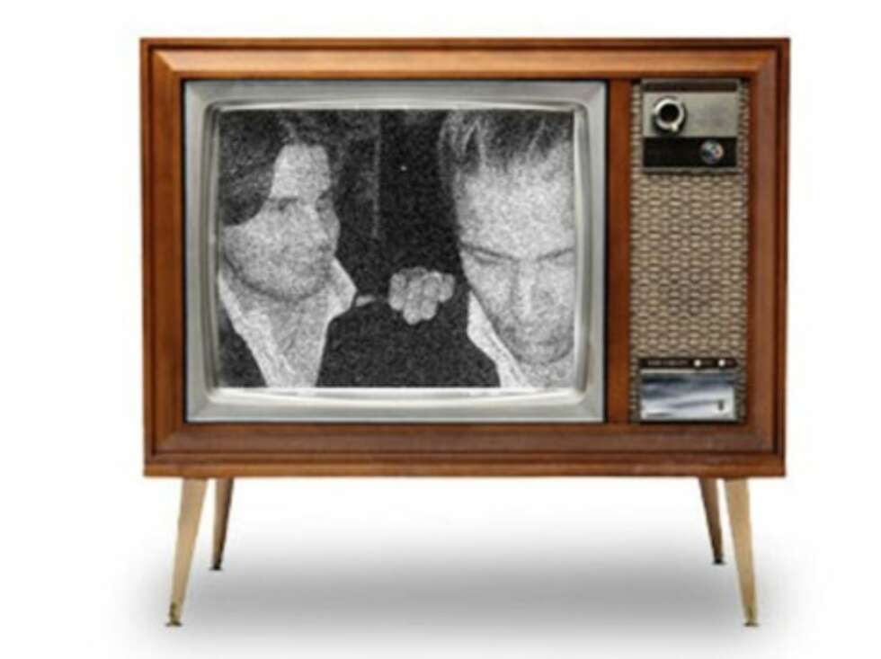 Du vil nå se et utsnitt av det kornete bildet inni skjermen på den lille TV-en. Om du markerer layeret ""bilde"" og bruker move tool, kan du dra i hjørnene på bildet til det passer inn i TV-skjermen. Her er det viktig å ha brukt samme format hele veien, da en gammel TV alltid hadde 4:3 oppsett. Du vil nå se et utsnitt av det kornete bildet inni skjermen på den lille TV-en. Om du markerer layeret ""bilde"" og bruker move tool, kan du dra i hjørnene på bildet til det passer inn i TV-skjermen. Her er det viktig å ha brukt samme format hele veien, da en gammel TV alltid hadde 4:3 oppsett.