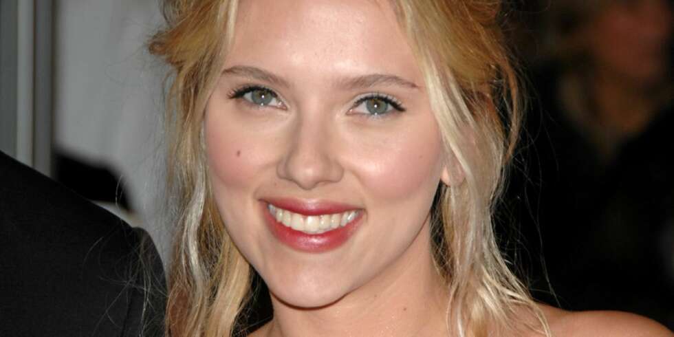 FRISK: Scarlett Johansson har en sommerlig og frisk make-up. FRISK: Scarlett Johansson har en sommerlig og frisk make-up.
