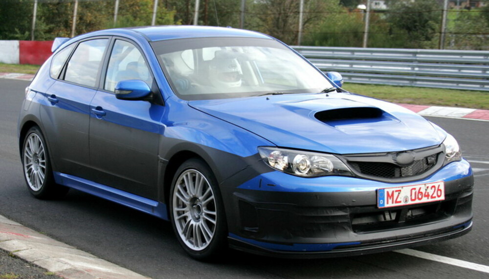 Under de brede skjermene får WRX STI større hjul og bremser. Foto: Automedia Under de brede skjermene får WRX STI større hjul og bremser. Foto: Automedia