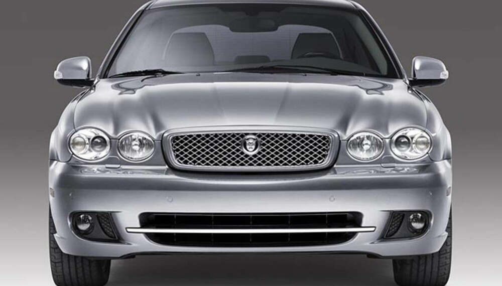 Den nye X-Type-fronten, som kommer på neste års modeller, er mer i stil med de øvrige Jaguar-modellene. Den nye X-Type-fronten, som kommer på neste års modeller, er mer i stil med de øvrige Jaguar-modellene.
