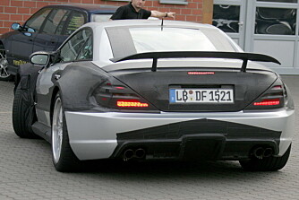 Hekken blir også voldsom, med integrert diffuser og en diger hekkvinge. Foto: Automedia Hekken blir også voldsom, med integrert diffuser og en diger hekkvinge. Foto: Automedia