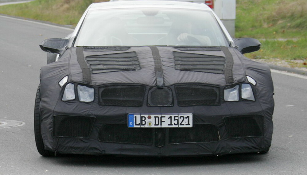 AMG har gjort en omfattende ombygging av SL-karosseriet. Se de voldsomme skjermene. Foto: Automedia AMG har gjort en omfattende ombygging av SL-karosseriet. Se de voldsomme skjermene. Foto: Automedia