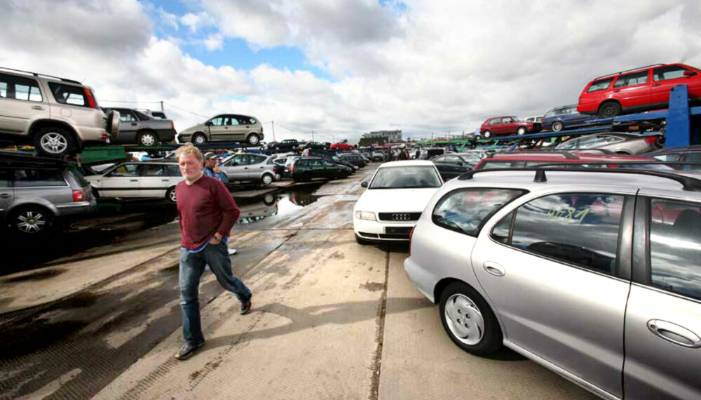 I Norge har vi Finn.no eller Motorbørsen. I Litauen selges bruktbiler på markeder, som her på Kaunu Turgus. Stjålne biler fra Norge omsettes her, tror norsk politi og forsikringsbransje. Foto: Odd Helge Brugrand I Norge har vi Finn.no eller Motorbørsen. I Litauen selges bruktbiler på markeder, som her på Kaunu Turgus. Stjålne biler fra Norge omsettes her, tror norsk politi og forsikringsbransje. Foto: Odd Helge Brugrand