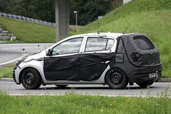 Bilen får i utgangspunktet relativt moderate motorer, men vi utelukker ikke en kommende GTi-variant av i20. Siden taket ikke skråner så voldsomt nedover mot bakluka, kan det virke som om Hyundai har tatt hensyn til at også lengre personer skal sitte bak i i20. Foto: Automedia Bilen får i utgangspunktet relativt moderate motorer, men vi utelukker ikke en kommende GTi-variant av i20. Siden taket ikke skråner så voldsomt nedover mot bakluka, kan det virke som om Hyundai har tatt hensyn til at også lengre personer skal sitte bak i i20. Foto: Automedia