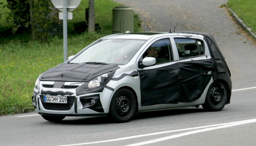 Hyundai i20 får mange av de samme trekkene som storebror i30, bare i en mer kompakt innpakning. Her er det femdørsmodellen som testes, men en mer sporty innrettet tredørsmodell skal også komme. Foto: Automedia Hyundai i20 får mange av de samme trekkene som storebror i30, bare i en mer kompakt innpakning. Her er det femdørsmodellen som testes, men en mer sporty innrettet tredørsmodell skal også komme. Foto: Automedia