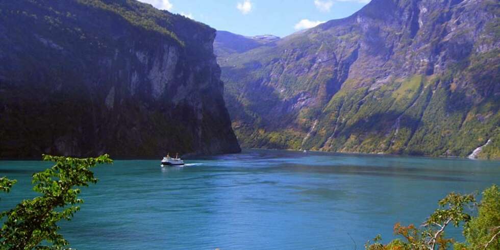 Idylliske Geiranger risikerer at et av de utallige cruiseskipene som anløper bygda, blir utsatt for et terrorangrep. Idylliske Geiranger risikerer at et av de utallige cruiseskipene som anløper bygda, blir utsatt for et terrorangrep.