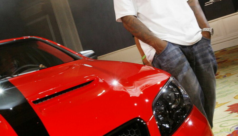 50 Cent er tydeligvis fornøyd med G8´en sin. 50 Cent er tydeligvis fornøyd med G8´en sin.