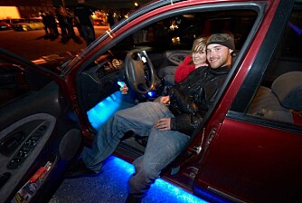 Rimi-rånere: Mats (23) og Veronica (17) er på sett og vis Rimi-utgaven av rånere. Mats ratter en Hyundai Sonata fra 1997, og på stereoen går "My boobs are ok". Foto: Håkon Bonafede Rimi-rånere: Mats (23) og Veronica (17) er på sett og vis Rimi-utgaven av rånere. Mats ratter en Hyundai Sonata fra 1997, og på stereoen går "My boobs are ok". Foto: Håkon Bonafede