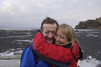 Avskjed. Leidulf er litt brydd når han får avskjedsklem fra Nina som skal med flyet tilbake. Foto: Håkon Bonafede Avskjed. Leidulf er litt brydd når han får avskjedsklem fra Nina som skal med flyet tilbake. Foto: Håkon Bonafede