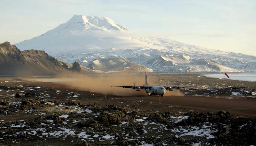 Høstflyet lander. "Flyplassen" på Jan Mayen er bare en gammel grusstripe og ikke verdens travleste. Kommer du for sent til høstflyet, er juleflyet enste anledning. I bakgrunnen vulkanen Beerenberg. Foto: Frank Nergård Høstflyet lander. "Flyplassen" på Jan Mayen er bare en gammel grusstripe og ikke verdens travleste. Kommer du for sent til høstflyet, er juleflyet enste anledning. I bakgrunnen vulkanen Beerenberg. Foto: Frank Nergård